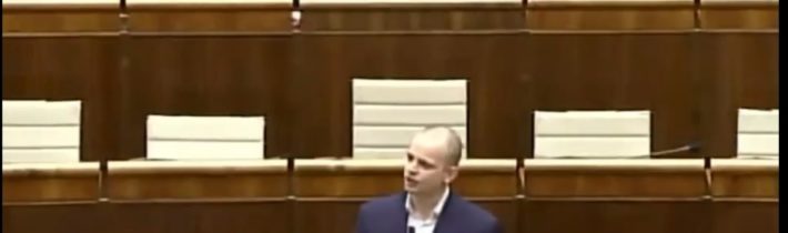 Milan Mazurek (REPUBLIKA): Držia sa stoličky, ako parazit hostiteľa.